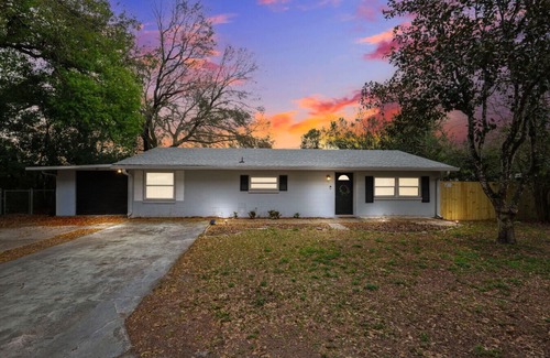 Zephyrhills House | Thrilling Skydive Haven: Modern, Cozy Retreat Near Tampa