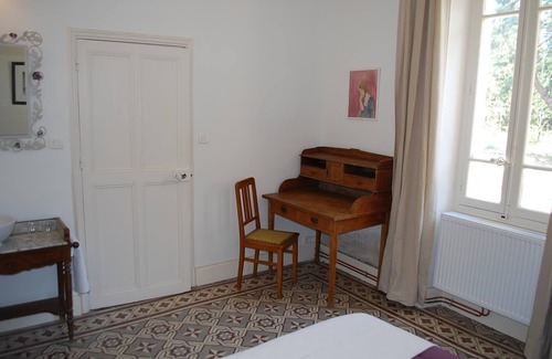 Mazan Bed & Breakfast | Thym, authentic chambre d'hotes room with outdoor kitchen for lunch and dinner.