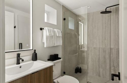 El Porto Apartment | Tide House - Unit E - Modern Seaside Studio w Parking