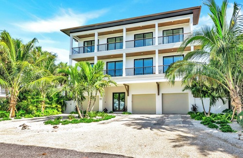 Bradenton Beach House | Tide of Your Life! Luxury Home with Pool, Spa, Rooftop Deck and Walk to Beach