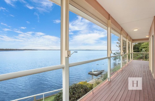 Toukley House | Tide view - A waterfront retreat with a BBQ, Kayak's and local restaurants!