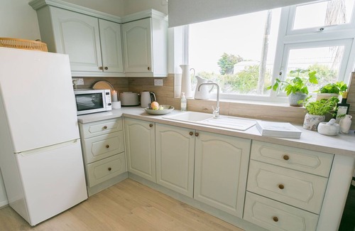 Trearddur Bay Cottage | Tideaway - a coastal that sleeps 4 guests in 2 bedrooms