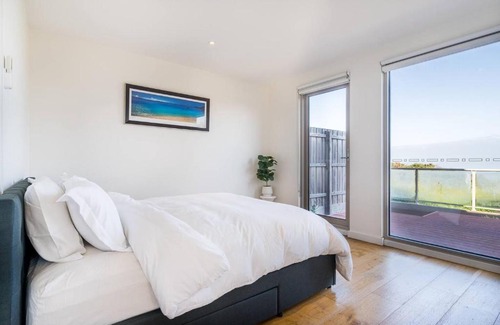 Bonbeach Apartment | 'Tides and Treasures' Unveil a Bonbeach Beachfront Bliss