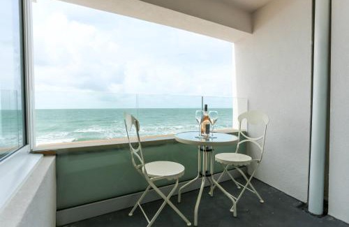 Wittering Apartment | Tides - Beach front apartment in Bracklesham Bay