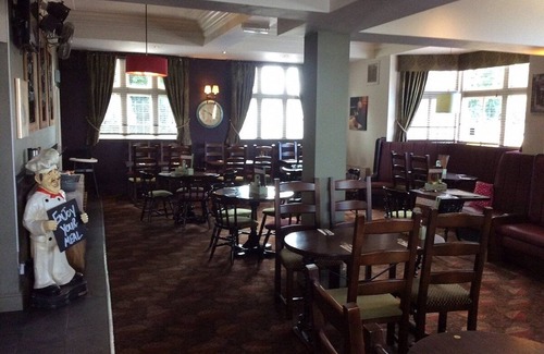 Hull Apartment | Tidy rooms above period local pub