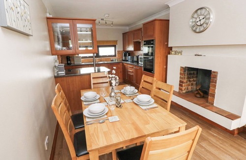 Amroth House | TIG BHAN, family friendly, character holiday cottage in Llanteg