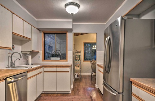 Bull Mountain House | Tigard Retreat w/Deck, 15 Mins From Portland!