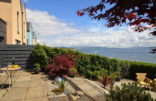 Innellan House | Tigh Na Cladach, new Summer 2019, sea front location, pet friendly