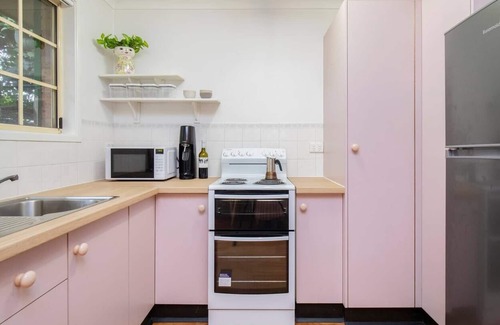 Tighes Hill House | Tighes Hill Hideaway Alfresco Living by the Park