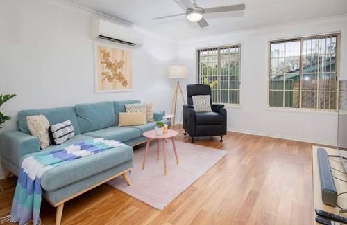 Tighes Hill House | Tighes Hill Hideaway Alfresco Living by the Park