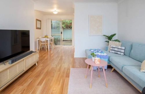 Tighes Hill House | Tighes Hill Hideaway Alfresco Living by the Park