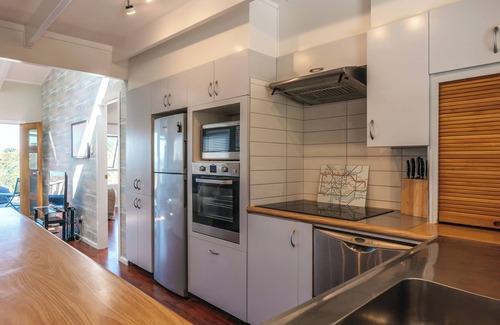 Surfdale House | Tikapa Moana Views | Waiheke Island