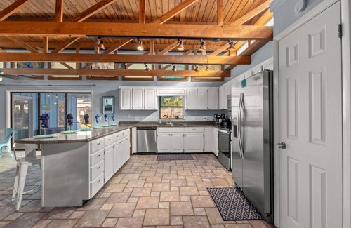 Thomas Drive House | Tiki Hut: Fan Fave Prvt Pool Home, Game Room, Tiki Bar, & FREE Daily Activities!