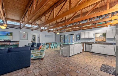 Thomas Drive House | Tiki Hut: Fan Fave Prvt Pool Home, Game Room, Tiki Bar, & FREE Daily Activities!