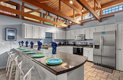 Thomas Drive House | Tiki Hut: Fan Fave Prvt Pool Home, Game Room, Tiki Bar, & FREE Daily Activities!