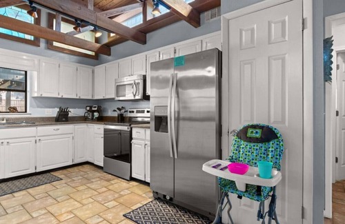 Thomas Drive House | Tiki Hut: Fan Fave Prvt Pool Home, Game Room, Tiki Bar, & FREE Daily Activities!