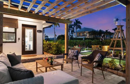 Connors House | Tiki Hut Hideaway - Cozy Poolside Escape, Walk to Beach