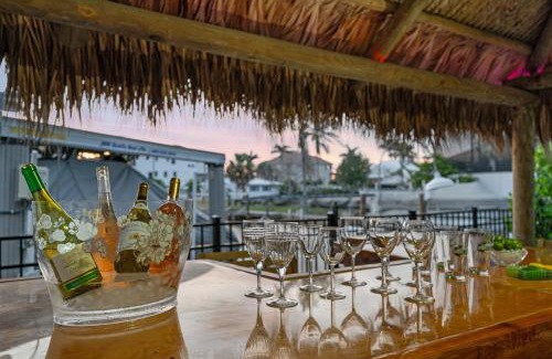 Connors House | Tiki Hut Hideaway - Cozy Poolside Escape, Walk to Beach