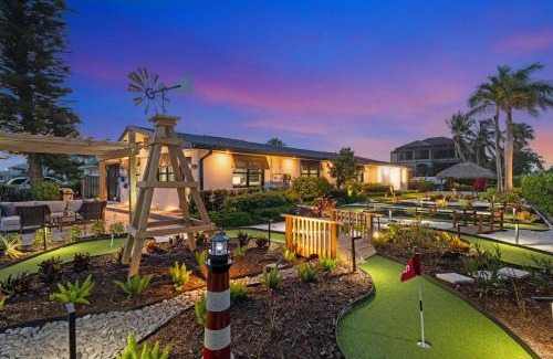 Connors House | Tiki Hut Hideaway - Cozy Poolside Escape, Walk to Beach