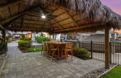 Connors House | Tiki Hut Hideaway - Cozy Poolside Escape, Walk to Beach