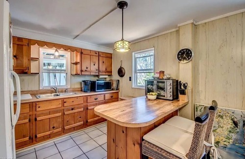 Alden Pines House | Tiki Hut Paradise 4-bedroom Bokeelia House in the Sky w/Golfcart on Island Time