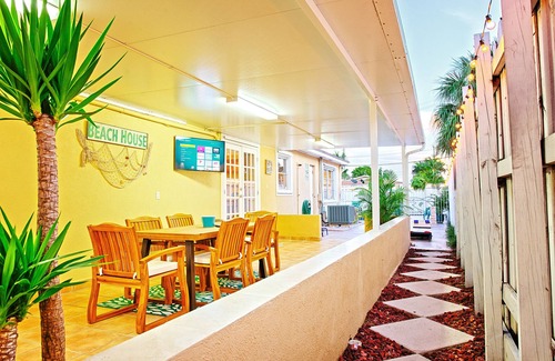 Southwest House | Tiki Hut/Pool 4 BR Coastal Cottage- Dream Vacation (New!)