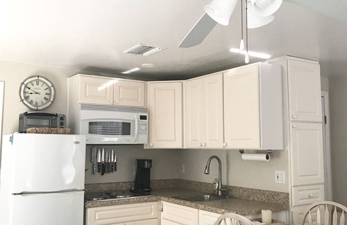 Englewood House | Tiki on the Bay! Quiet, Quaint and Relaxing Old Style Florida getaway