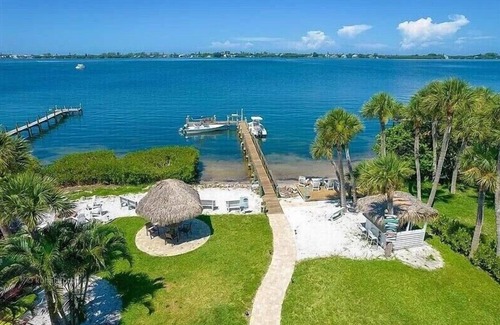 Englewood House | Tiki on the Bay! Quiet, Quaint and Relaxing Old Style Florida getaway