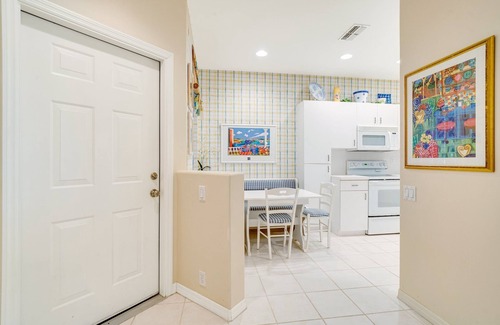 Tropical Cove Condo | Tiki Terrace at Lexington CC Lake Village