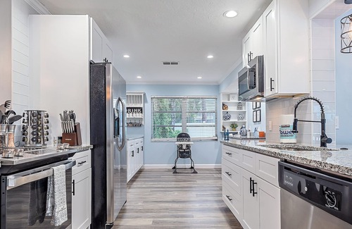 Park East House | Tiki Tide Villa | Heated Pool + Tiki Hut + Fire Pit + Games