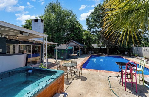 Southeast Pensacola House | Tiki Time Pool Home in Pensacola