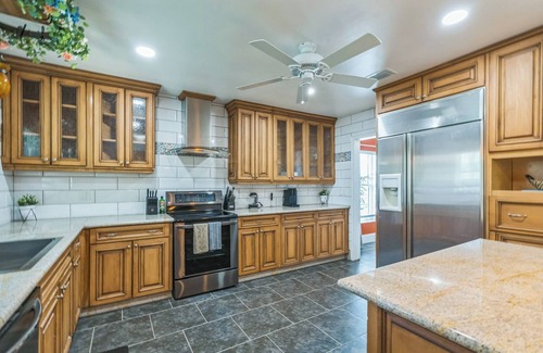 North Trail House | Tiki Time! Tropical Escape, Quiet, Minutes from Airport, Downtown & Beaches!