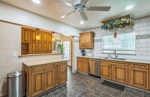 North Trail House | Tiki Time! Tropical Escape, Quiet, Minutes from Airport, Downtown & Beaches!