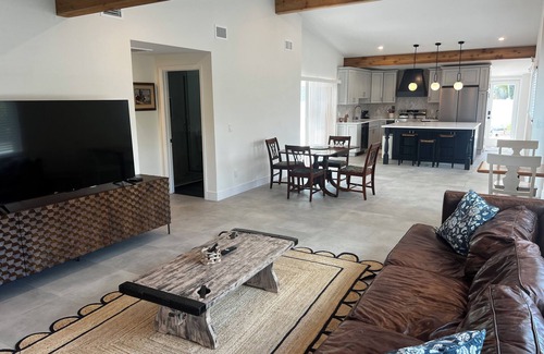 Holmes Beach House | Tiki Tropicale: 6-minute walk to the beach!