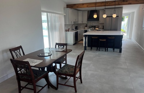 Holmes Beach House | Tiki Tropicale: 6-minute walk to the beach!