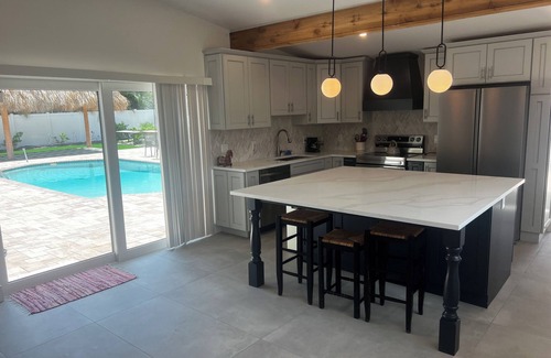 Holmes Beach House | Tiki Tropicale: 6-minute walk to the beach!