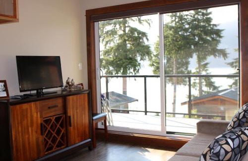 Port Renfrew Ski Chalet | Tilby's Rainbow Cottage