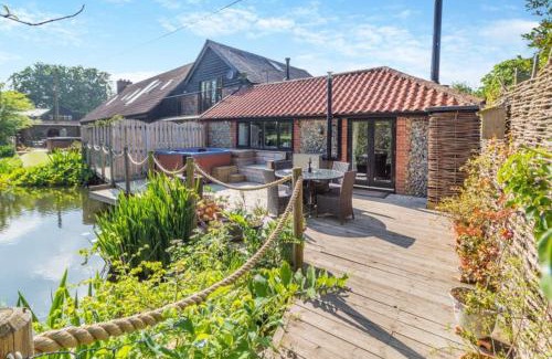 Diss House | Tilly's, a two bedroom holiday retreat with hot tub and views of the pond