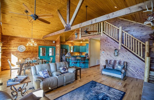 Compton Cabin | Timber Lodge - 4 Bedroom Log Cabin retreat near the Buffalo River