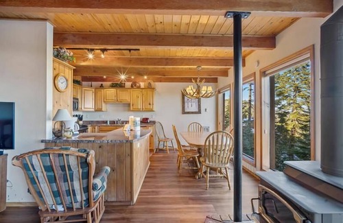 Mammoth Lakes Condo | Timber Ridge #19 - 1 Pet ok, Killer View, 2 Car Garage, Private BBQ, Gorgeous Pool, Ski In/Out