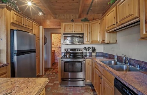 Mammoth Lakes Condo | Timber Ridge #19 - 1 Pet ok, Killer View, 2 Car Garage, Private BBQ, Gorgeous Pool, Ski In/Out