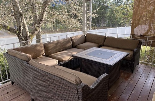 Post Falls House | Timbercrest Retreat - Delightful Home near river, Couer d'Alene & Silverwood!