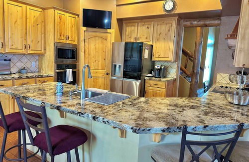 Iron Springs Cabin | Timberline Retreat 12 Guests, 7 Beds, 4 Bath, Pool Table and Outdoor Entert