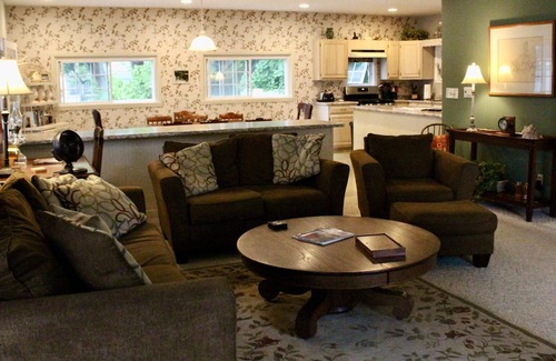 Cuba House | Timeless 4 Bedroom Lakefront House with Gorgeous Views. Pontoon Available
