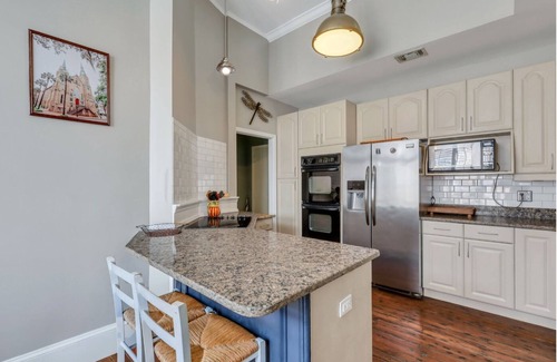Historic District - North Apartment | Timeless Apt-Downtown Savannah-Sleeps 4