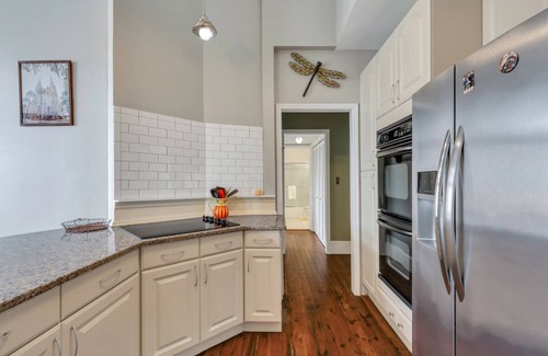 Historic District - North Apartment | Timeless Apt-Downtown Savannah-Sleeps 4