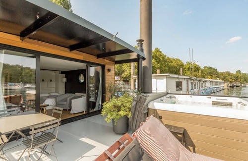 Saint-Cloud Boat Rental | Timeless barge in Paris sauna-hammam jacuzzi