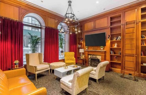 Midtown House | Timeless New York Stay —Walk to Broadway, Times Square & More 1-bedroom building