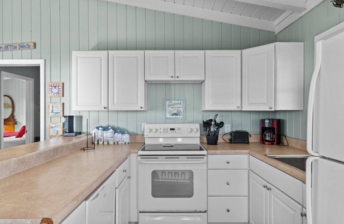 Long Beach Cottage | Timeless Oceanfront Cottage Near Pier with Grill & Fishing Station