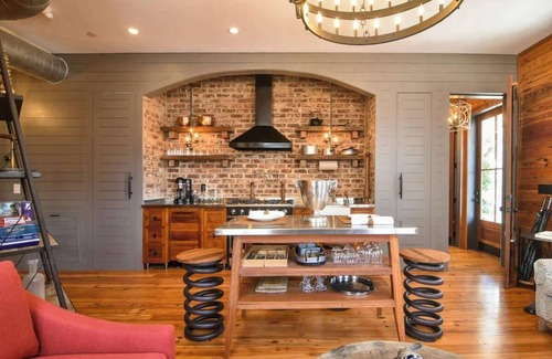 Cannonborough Elliotborough Apartment | Timeless Renovated Efficiency in Downtown Charleston